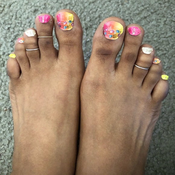 🦶🏽2/$8 Adorable floral designed toe nail wraps - Picture 6 of 6